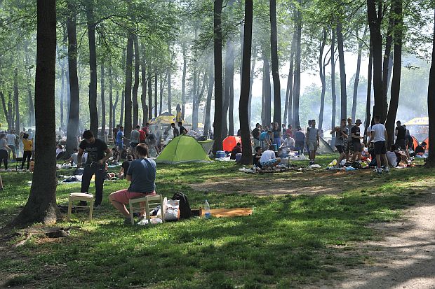 РЕПОРТЕРИ НОВОСТИ НА ПОПУЛАРНИМ ГРАДСКИМ ИЗЛЕТИШТИМА: Празник рада уз месо и купање у језеру